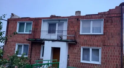Zerwany dach w miejscowości Złota