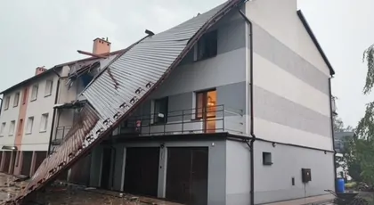 Zerwany dach w Zabierzowie Bocheńskim