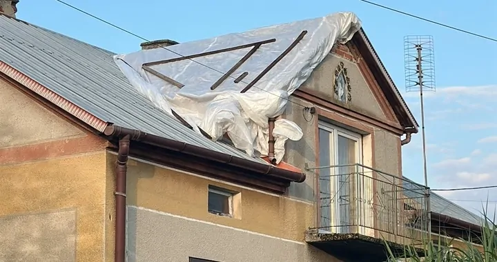 Nawałnica zniszczyła dach mojego rodzinnego domu w Kłyżu