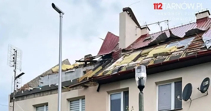 Zerwany dach w Niedomicach