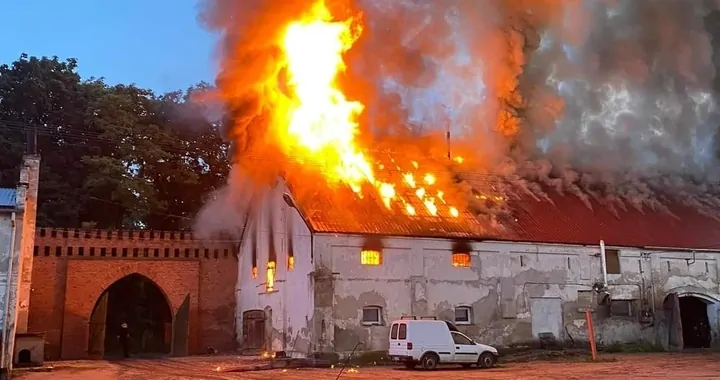 Odbudowa stajni po pożarze w Podrzeczu