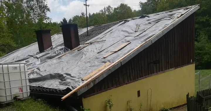 Zniszczony dach, stary dom, trudna codzienność