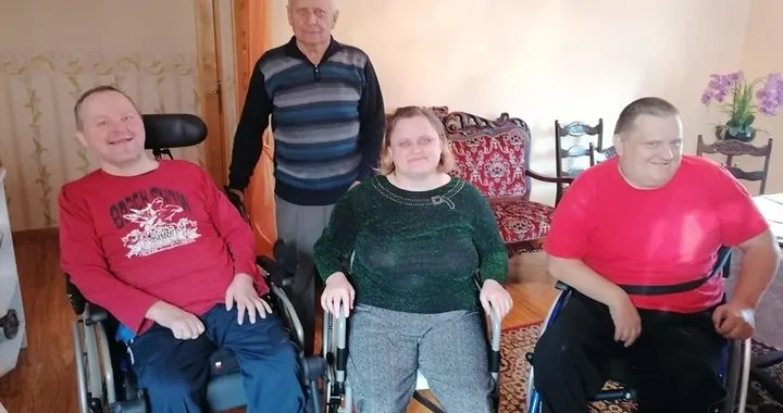 84-letni pan Jerzy Hałupka walczy o przetrwanie z trojgiem niepełnosprawnych dzieci