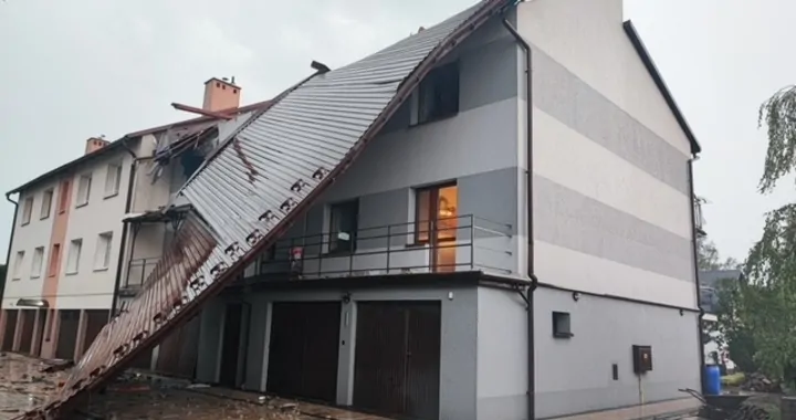 Zerwany dach w Zabierzowie Bocheńskim