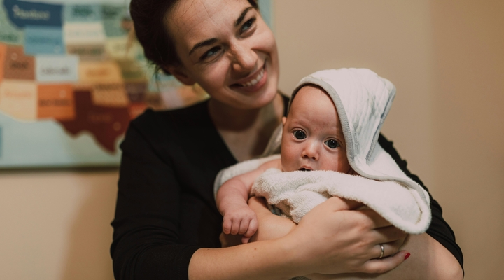 Pomoc dla samotnej matki za pośrednictwem fundacji i nie tylko. Co warto wiedzieć?