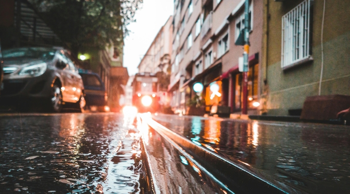 Pomoc dla przedsiębiorców poszkodowanych w powodzi. Jak okazać wsparcie?
